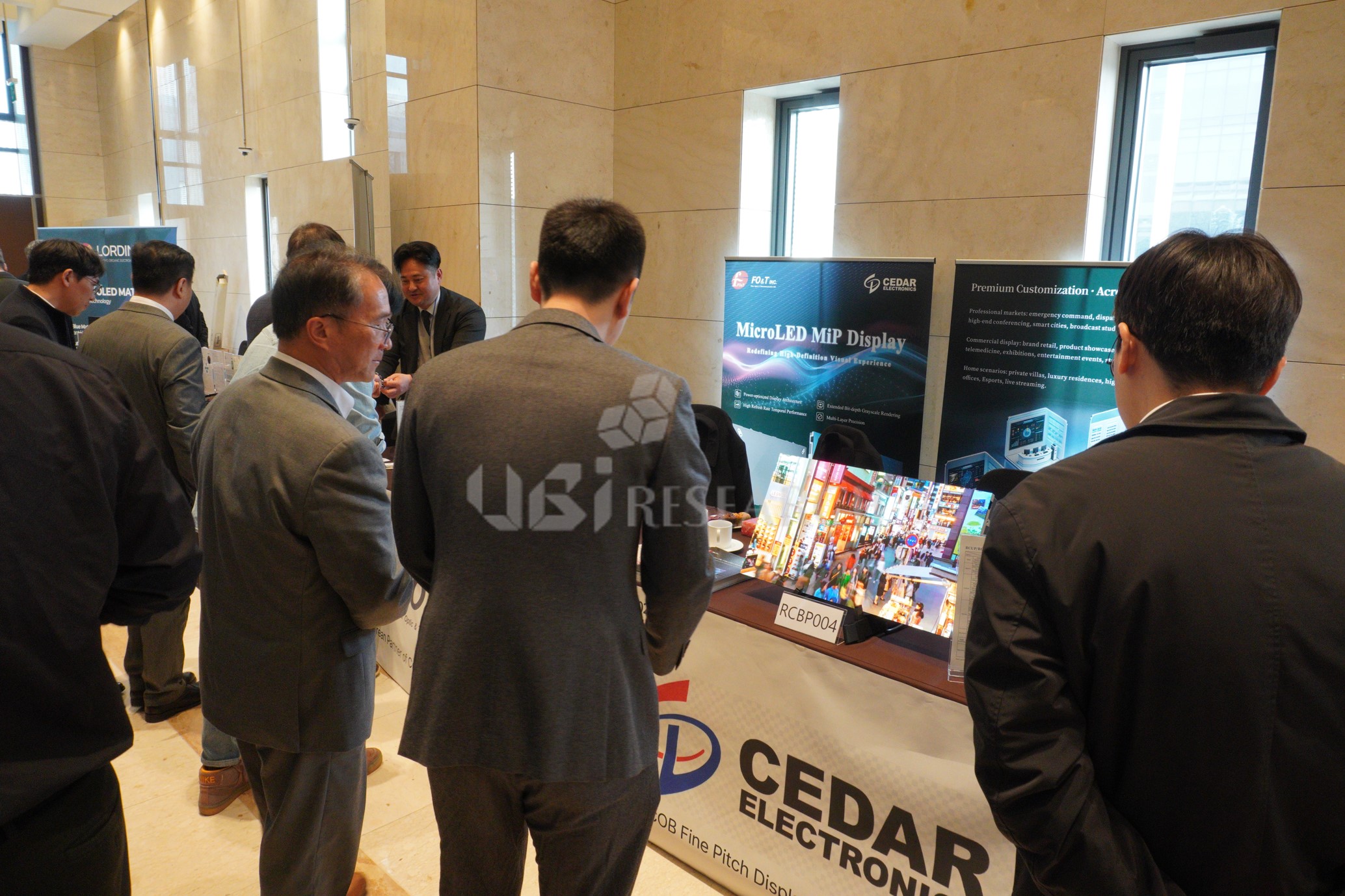 Display Korea 2026 전시회에 참가하여 COB 기반의 Micro LED MiP 디스플레이를 선보인 Cedar Electronics 부스 전경