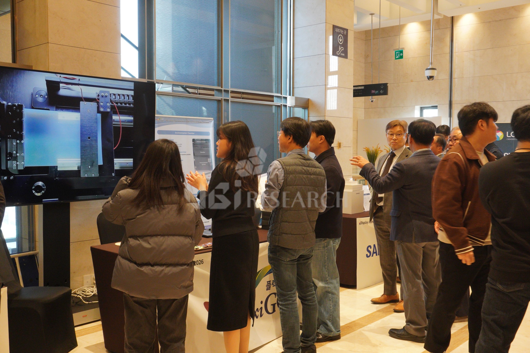 폴더블 및 롤러블 디스플레이의 내구성을 검증하는 환경 시험 장비를 시연 중인 FlexiGO 부스