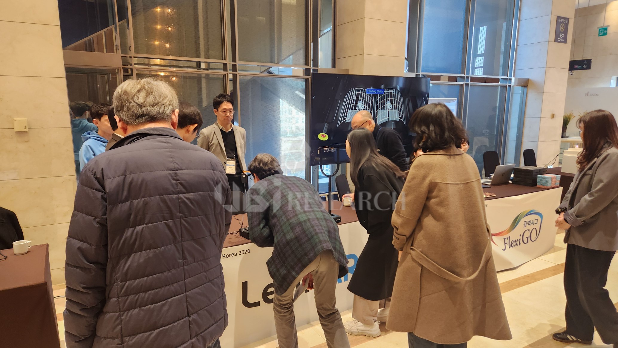 웨이브가이드와 Birdbath 방식이 결합된 PinTILT 광학 기술 기반의 AR 글래스를 체험 중인 LetinAR 부스 관람객들