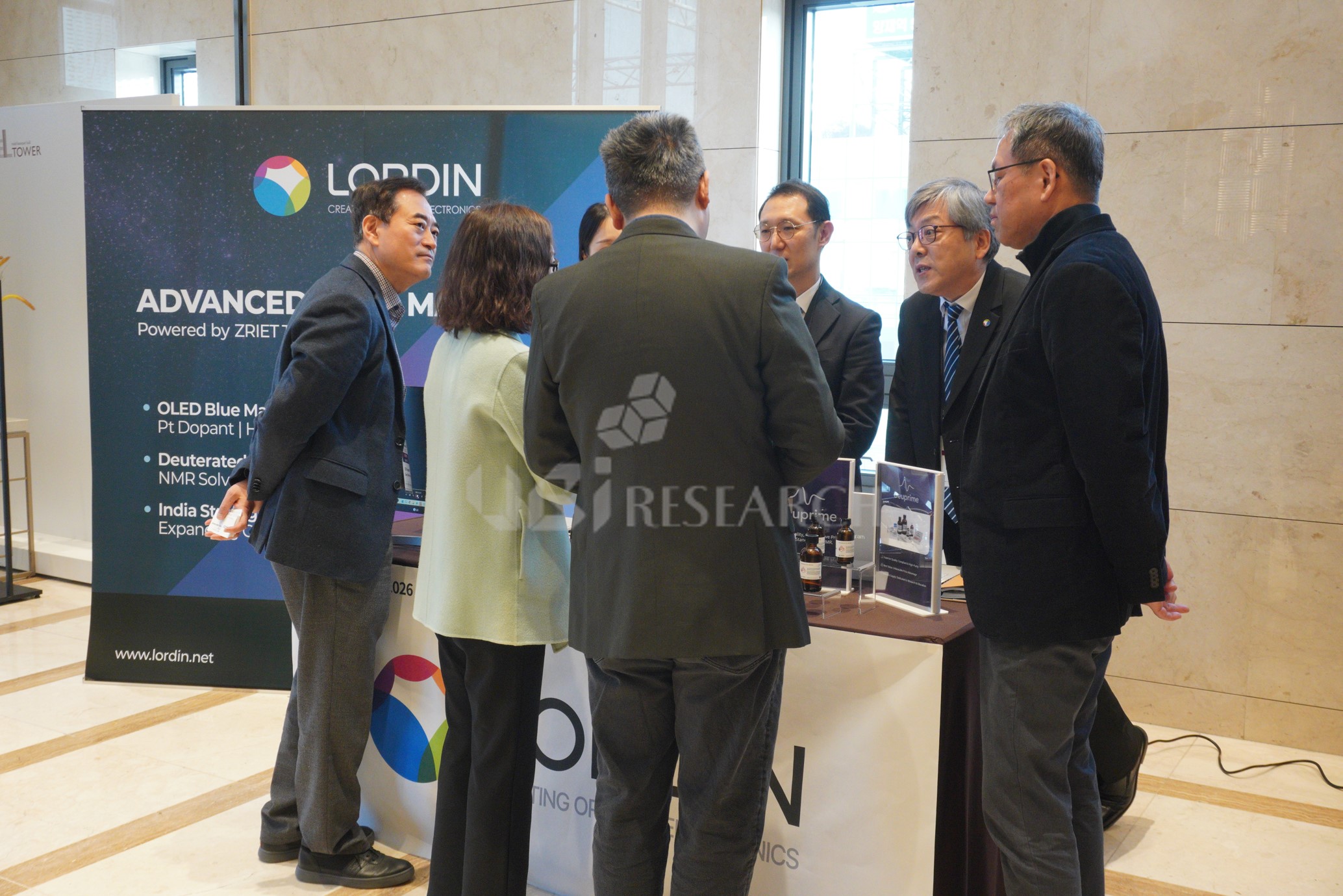 블루 발광 소재 및 Pt 도판트 등 차세대 고효율 OLED 소재를 전시 중인 LORDIN 부스