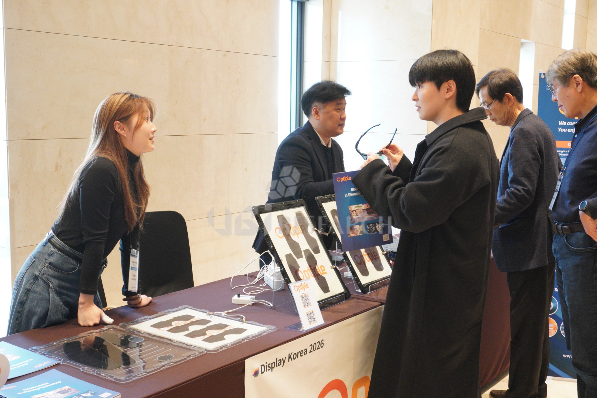 XR 기기 및 스마트 아이웨어 시인성 향상을 위한 광 투과율 제어 디밍 필름 기술을 시연하는 Optiple 부스