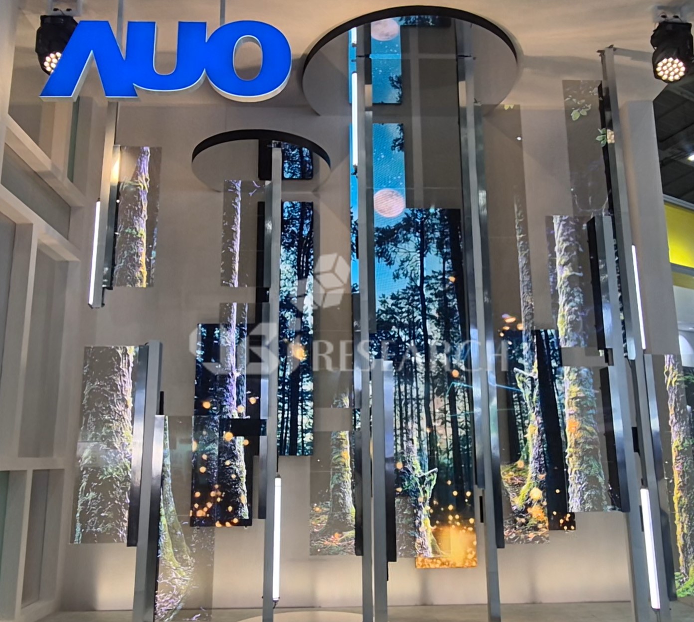 Touch Taiwan 2026 전시회 AUO 부스 정면에 설치된 투명 마이크로 LED 기반의 CrystalForest Display