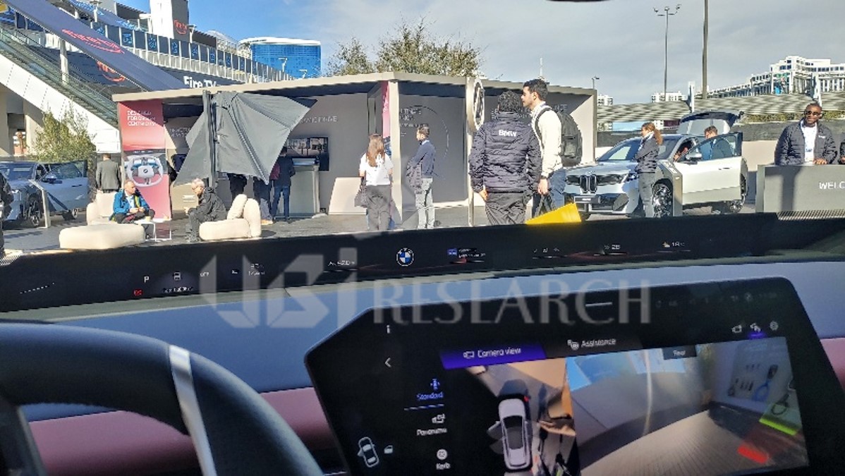 CES 2026에 전시된 BMW iX3 모델에 적용된 파노라믹 비전(Panoramic Vision) PHUD 기술