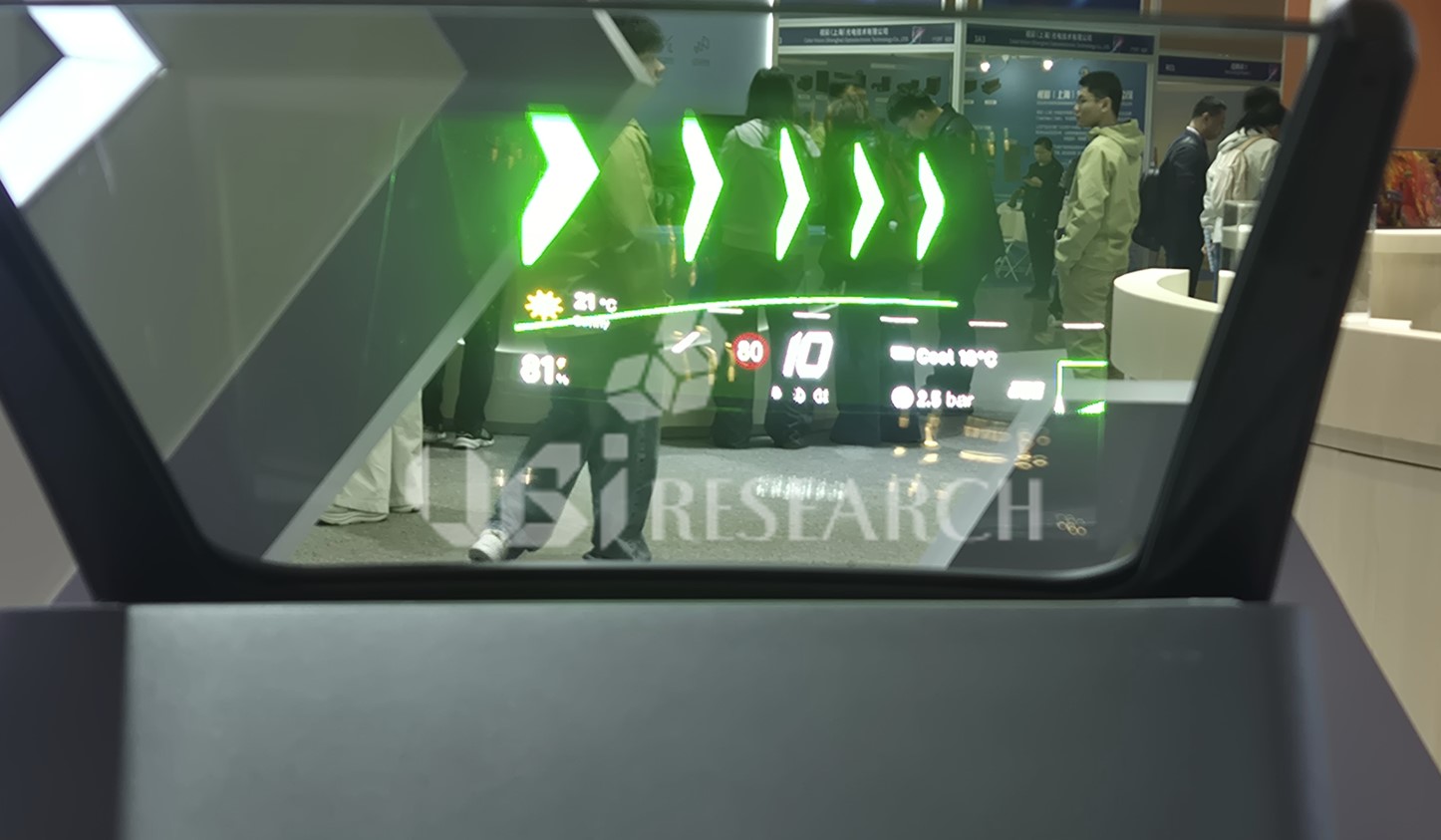 ICDT 2026에서 전시된 18,000nits 이상의 인지 휘도를 구현한 4.6인치 마이크로 LED AR-HUD 디스플레이